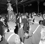 854194 Afbeelding van de aankomst van de Wageningse studenten op het N.S.-station Nijmegen, na een rit met een extra ...